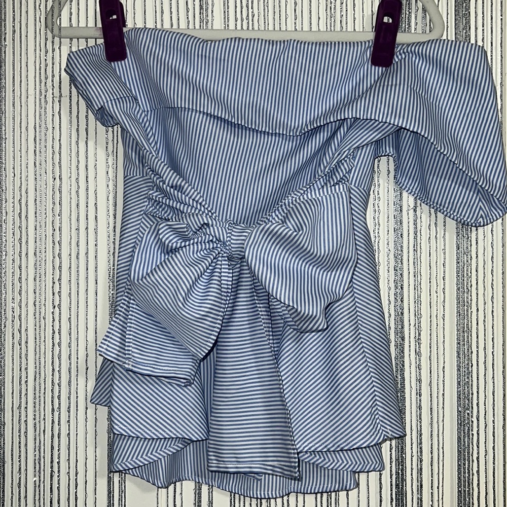 Sleeveless blouse tie front blue and white size Large. New condition never worn - Picture 2 of 5
